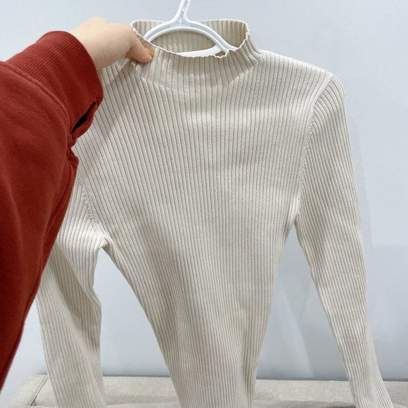 99% NEW ARITZIA Babaton Sculpt Knit Tie Back Sweater in Matte Pearl - Picture 2 of 7
